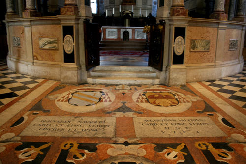 Agostino Valier, Grabmal S. Maria Matricolare, Gesamtansicht Bodenplatten mit Chorschranke