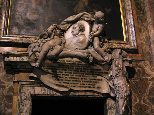 Camillo Paolucci, Grabmal S. Marcello al Corso, Putten, Clipäus