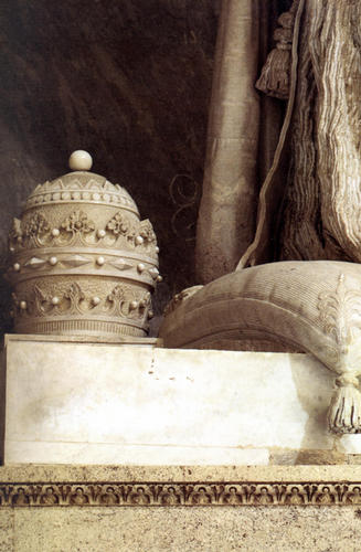 Clemens XIII., Grabmal S. Pietro in Vaticano, Tiara
