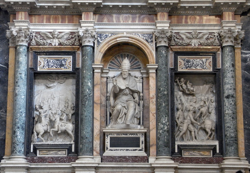 Clemens VIII., Grabmal S. Maria Maggiore, Detail unteres Geschoss