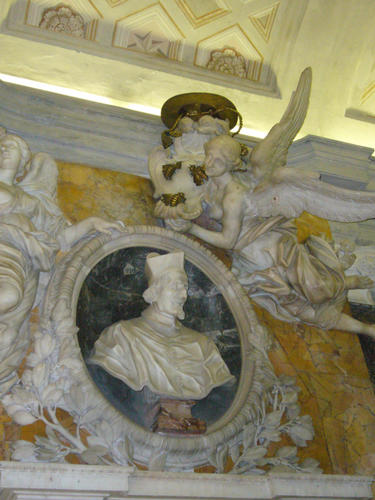 Francesco Barberini d. Ä., Grabmal S. Pietro in Vaticano, Schrägansicht der Büste mit Assistenzfiguren