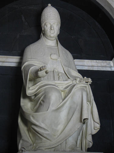 Leo X., Grabmal S. Maria sopra Minerva, Ehrenstatue