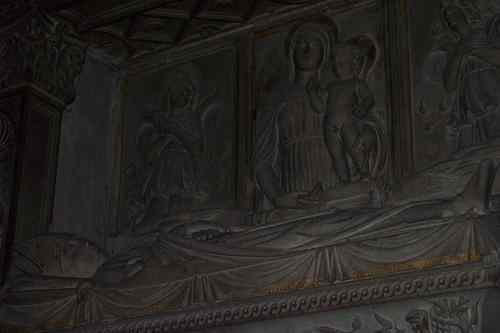 Ludovico_Podocataro_Grabmal_Detail_Gisant_und_Rueckwand