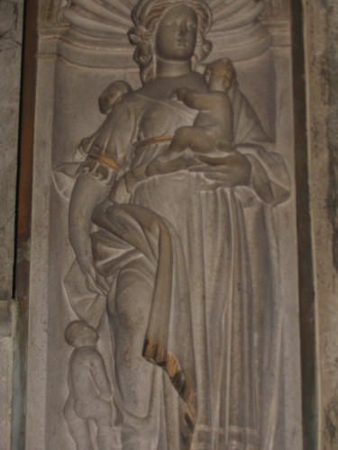 Ludovico_Podocataro_Grabmal_Detail_Tugend_Caritas_rechts_unten
