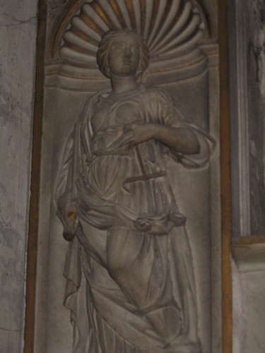 Ludovico_Podocataro_Grabmal_Detail_Tugend_Justitia_links_unten