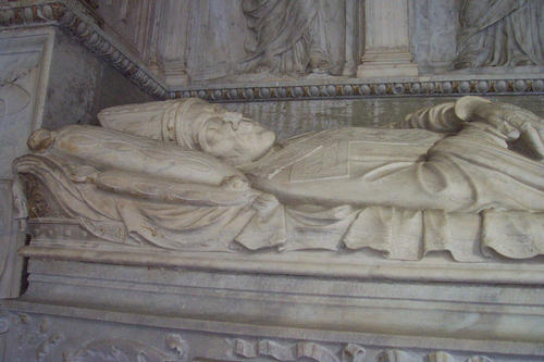 Juan de Mella, Grabmal S. Maria in Monserrato, Liegefigur, Detail