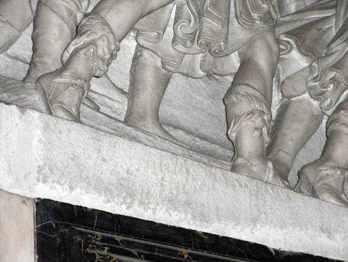 Paul V., Grabmal S. Maria Maggiore, Relief links unten: Detail Signatur