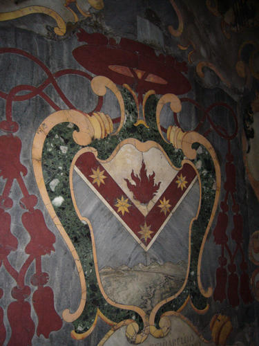 Odoardo Vecchiarelli, Grabmal S. Pietro in Vincoli, Wappen Mitte